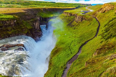 Büyük kitleler dar geçit çökmesini su. İzlanda - Gullfoss Hvitau Nehri üzerinde şelale. 