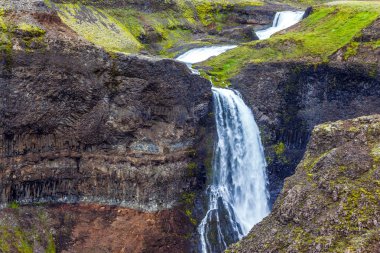 İzlanda kasvetli Temmuz günü. Yüksek şelale Hayfoss pitoresk ve tehlikeli tundra Kanyon.