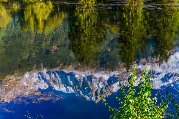 Озеро Отражающее Снежные Альпы Горный Курорт Шамони Верхняя Савойя — стоковое фото