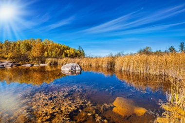 Eski Canada Barajı il Heritage Park. Soluk Kuzey güneş ve sarı sonbahar çimleri Winnipeg nehre yansıtılır