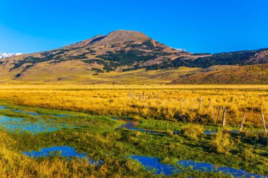 Arjantin Patagonya gezisi. Özel bir çiftlik büyük eşyalarını uzak dağlarla çevrili.