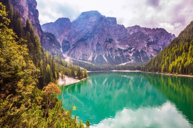 Su yeşil genişlik çevreleyen dağ ve orman yansıtır. Muhteşem göl Lago di Braies. South Tyrol, İtalya. 