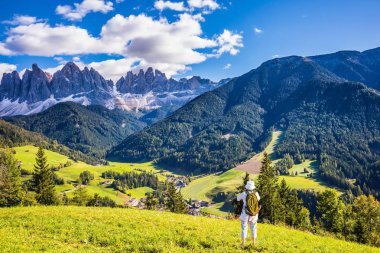 Yaşlı kadın sırt çantası fotoğraflara Dolomites, Kuzey İtalya ile. Alpin çayırlar tarafından çevrili ormanlık dağlar.