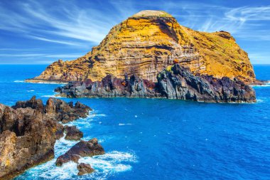  Sakin masmavi su koy. Kayalar ve Madeira volkanik ada kıyıları taş
