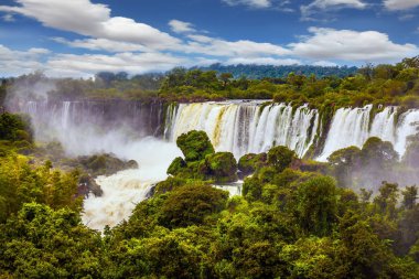 Iguazu Şelaleleri. Düşen su dünyası. Pitoresk bazaltik çıkıntıları ünlü şelaleler şeklinde