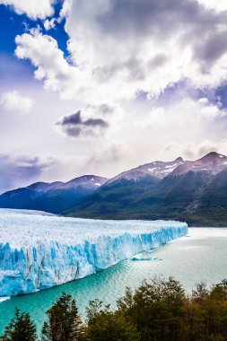 Fantastik buzul Gölü Arjantin, Patagonia içinde Perito Moreno. Bulutlar ve buzul yansıyan güneş ışığı ile parlaklık 