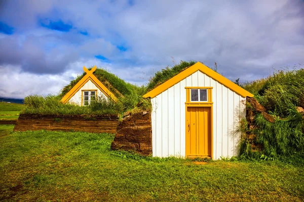 Malebná Vesnice Starých Domů Pokrytý Trávy Trávníků Glaumbaer Island — Stock fotografie