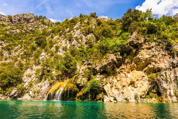 Azurové Vody Toku Řeky Mezi Strmými Stěnami Vápencového Kaňonu Verdon — Stock fotografie