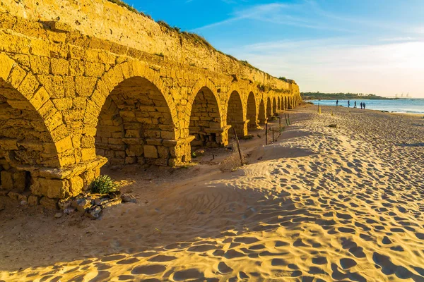 Fantastisk Solnedgång Medelhavskusten Caesarea Hög Akvedukten Byggdes Regeringstiden Herodes Stort — Stockfoto