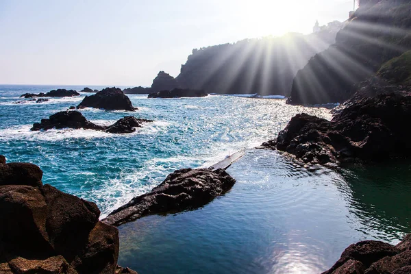 明るい太陽の下では 大西洋の石の海岸を点灯します 滑らかな水と 小さな湾 マデイラ島の火山島 — ストック写真