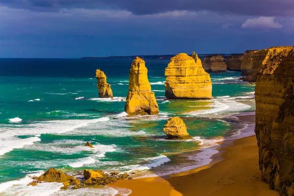 Oniki Havariler - kalker kayalar okyanusun kıyısına yakın bir grup. Dünyanın kenarına seyahat. Victoria, Avustralya Devlet. 