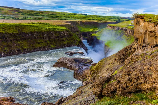 夏天的日子 大量的水撞击深渊 冰岛最风景如画的瀑布 Gullfoss — 图库照片