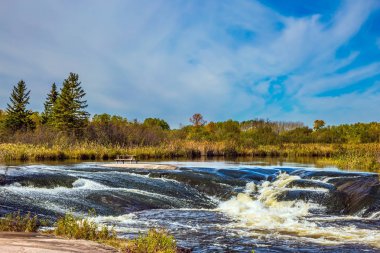 Eski Canada Barajı Park. Pürüzsüz taş çekici Nehri'nin muhteşem boylayacağız. Sararmış sonbahar çimleri Nehri üzerinde