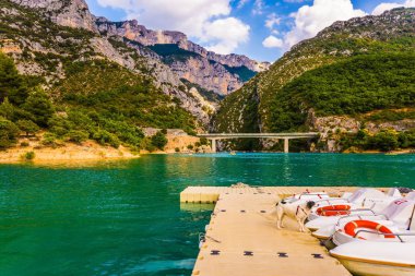 Demirleme Verdon Nehri üzerinde tekne. Beyaz Katamaran masmavi suda palamarla. Büyük bir köpek iskele yürür. Pitoresk Verdon Gorge. Ekolojik ve aktif Turizm kavramı