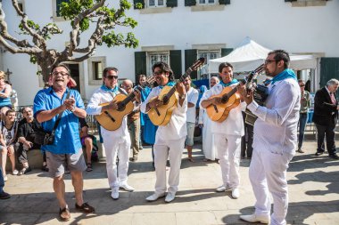 Gönderilen-Mari-De-La-Mer, Provence, Fransa-25 Mayıs 2015: Yıllık Dünya Festivali çingene. Grup müzisyen gitar ile çalış ve kasaba meydanında şarkı söylüyor