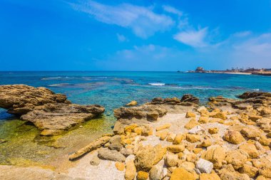 Antik kaleleri Akdeniz kalıntıları sular altında. Antik Caesarea kalıntıları. Bahar günü İsrail. Arkeolojik ve tarihsel turizm kavramı 