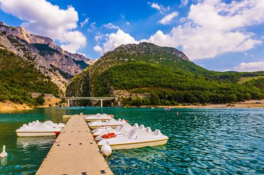 Demirleme Verdon Nehri üzerinde tekne. Beyaz Katamaran ve kazlar masmavi suda yüzmek. Pitoresk Verdon Gorge. Ekolojik ve aktif Turizm kavramı