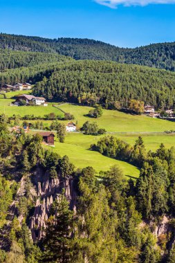 Tirol, İtalya için Dolomites içinde büyüleyici küçük bir köy. Renon'ın dünya ayağı, gündoğumu. Ekolojik turizm kavramı 
