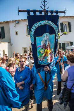 Gönderilen-Mari-De-La-Mer, Provence, Fransa-25 Mayıs 2015: Dini alay St. Sara bayram şerefine başlar. Dünya Festivali çingene. Etnografik Turizm kavramı