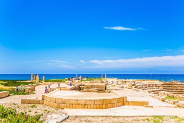 Kalıntılar, antik şehir, Kral Herod Akdeniz sahilinde. Arkeolojik ve tarihsel turizm kavramı. Caesarea Milli Parkı doğal parçası