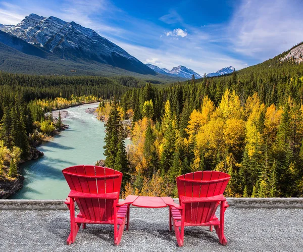 Verano Indio Las Montañas Rocosas Canadá Dos Cómodas Tumbonas Rojas — Foto de Stock