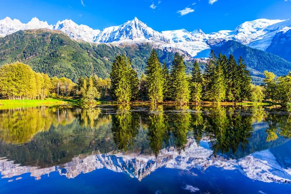 Zasněžené Vrcholky Alp Nádherně Odráží Jezeře Park Horském Středisku Chamonix — Stock fotografie