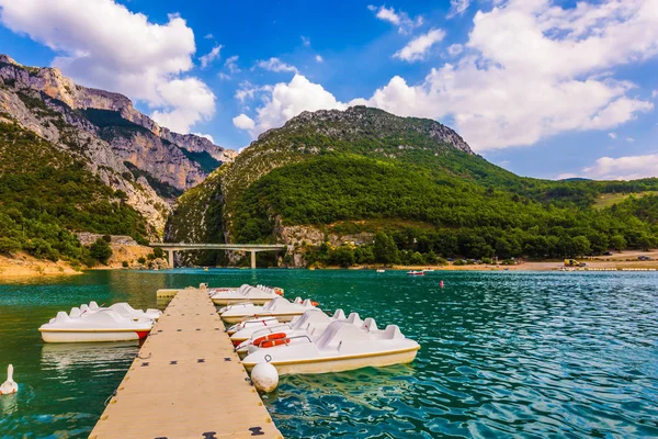 Amarre Del Barco Río Verdon Catamaranes Blancos Gansos Nadan Agua — Foto de Stock