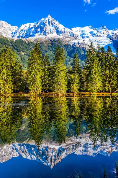 慕尼山度假村 是勃朗峰的脚下 秋天阿尔卑斯山梦幻般的日落 湖水中积雪的山峰的惊人的反射 活动与生态旅游概念 — 图库照片