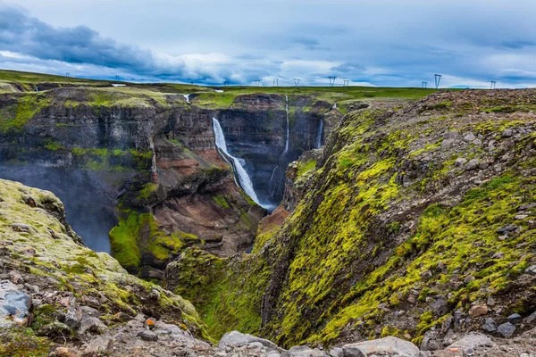 Hayfoss 위험한 툰드라 협곡에 Phototourism의 개념입니다 아이슬란드에 구름과 바람이 — 스톡 사진