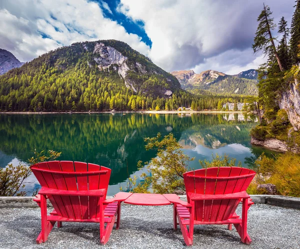 Concepto Senderismo Ecoturismo Dos Cómodas Tumbonas Rojas Orilla Del Lago — Foto de Stock