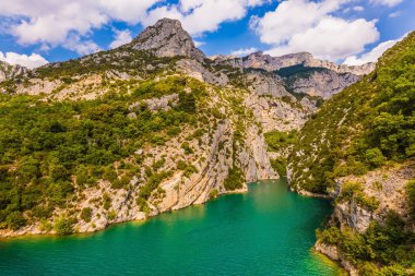  Provence Alps. Verdon Nehri akış uçuruma Verdon Kanyonu, Fransa'nın arasında. Katamaran yolculuğa dağ Nehri boyunca. Ekolojik ve aktif Turizm kavramı