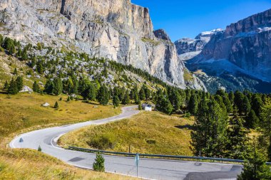  Pitoresk yol Sella Pass, Dolomites üzerinden. Dolomit kayaları görkemli ridge. Aşırı ve ekolojik turizm kavramı