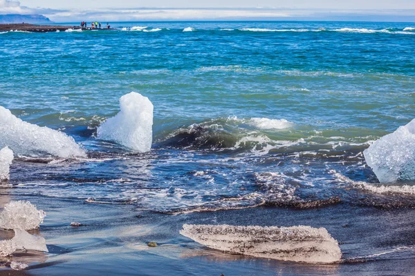 アイスランド 極端な北部観光の概念 氷の濡れた砂に氷山の破片 氷のような大西洋の海岸 — ストック写真