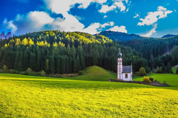 Tirol 生态旅游的概念 著名的圣玛丽拉大教堂和钟楼在山谷 白云岩 蒂罗尔 夏日日落 — 图库照片