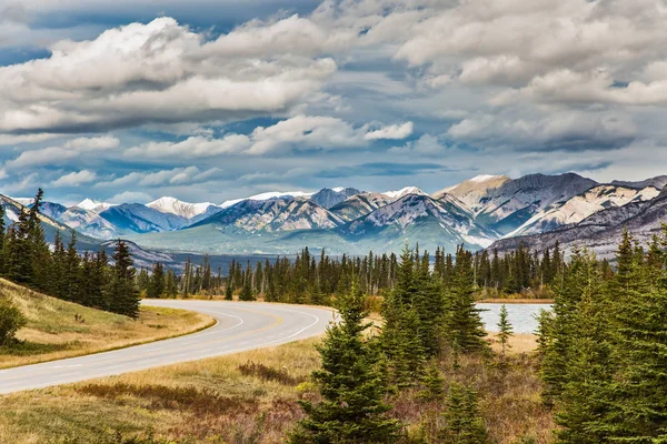 Road Distant Snow Capped Mountains Indian Summer Rockies Canada Rocks — Stock Photo, Image