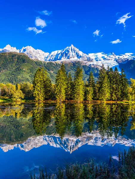 Zasněžené Vrcholky Alp Odrážejí Jezeře Horském Středisku Chamonix Úpatí Mont — Stock fotografie