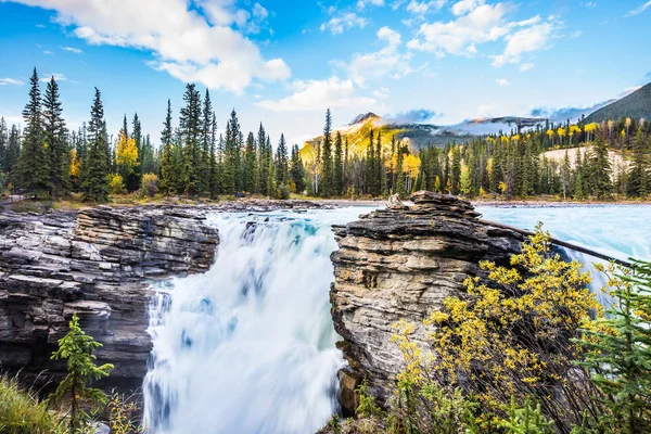 Full Water Borrelende Waterval Van Athabasca Koude Blauw Water Bij — Stockfoto