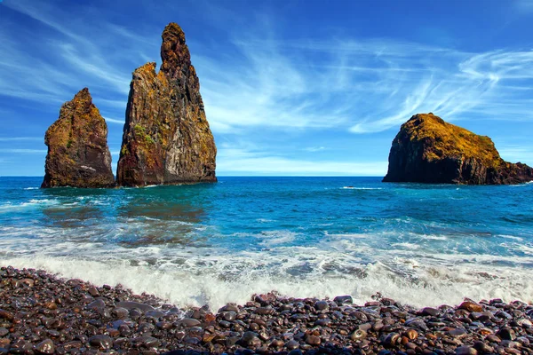 Três Enormes Rochas Cênicas Perto Praia Seixos Viagens Mágicas Ilha — Fotografia de Stock