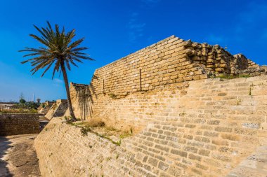 Caesarea sahil. Koruyucu duvarların Kral Herod zamanında inşa edilmiş. Muhteşem Milli Parkı-rezerv Caesarea, İsrail. 