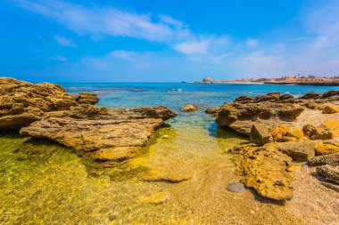 Antik sur kalıntıları denizde su bastı. Antik kenti ve Caesarea liman kalıntıları. Bahar günü İsrail. Arkeolojik ve tarihsel turizm kavramı