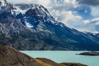 Milli Parkı Torres del Paine. Şili'seyahat. Kayalar Los Kuernos arasında masmavi göl Pehoe. 