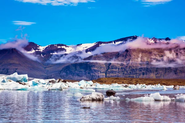 Ice Floes Weerspiegelen Glad Wateroppervlak Met Sneeuw Bedekte Bergen Rondom — Stockfoto