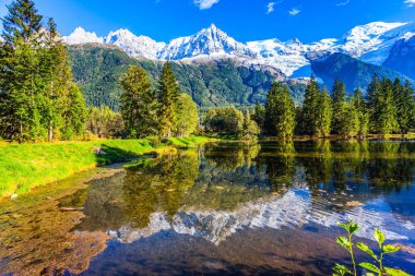 Etkin kış turizm kavramı. Fransız Alpleri'nde harika sonbahar günü. Chamonix Şehir Parkı günbatımı tarafından aydınlatılmış
