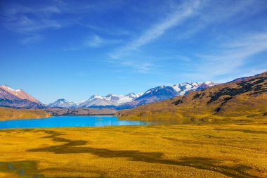Arjantin Patagonya. Ayna göl buz gibi su ile mavi gökyüzü yansıtır. Egzotik ve aktif Turizm kavramı
