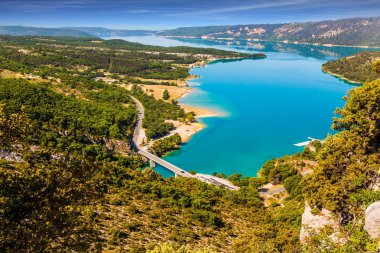 Nehir Verdon Kanyonu akar. Gün ortasında güneş. Parlak gök mavisi nehre sudur. Ekolojik ve aktif Turizm kavramı