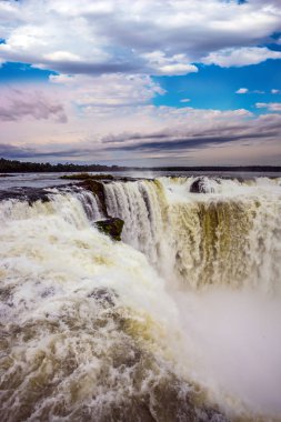 Şeytan'ın Garganta del Diablo boğaz / görkemli şelalenin Iguazu yağmur mevsimi. Dünyanın en tam akan şelale. Aktif ve ekolojik turizm kavramı