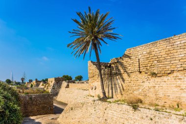 Caesarea deniz. Caesarea, İsrail muhteşem Milli Parkı-rezerv. Koruyucu duvarların Kral Herod zamanında inşa edilmiş. Etkin, ekolojik ve tarihsel turizm kavramı