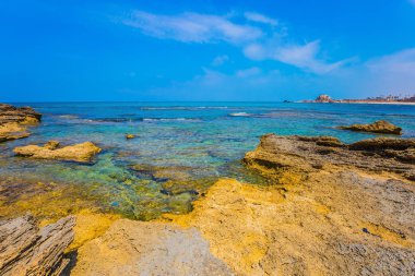  Bahar günü İsrail. Antik kaleleri Akdeniz kalıntıları sular altında. Antik Caesarea kalıntıları. Arkeolojik ve tarihsel turizm kavramı 