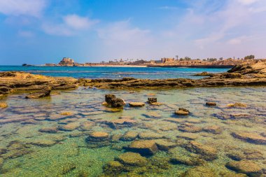 Sezar antik liman kalıntıları. Sur deniz kalıntıları sular altında. Bahar günü İsrail. Arkeolojik ve tarihsel turizm kavramı 