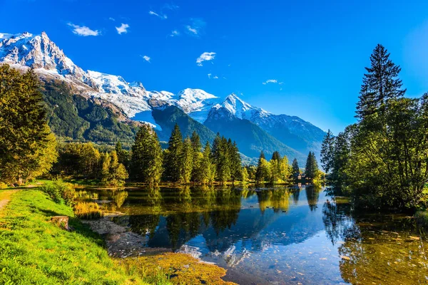 Chamonix City Park Upplyst Solnedgången Sjön Avspeglar Skogen Och Den — Stockfoto